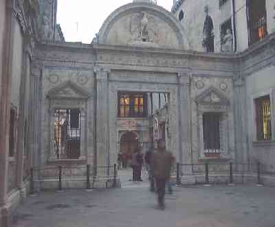 OutsideStGiovanniEvangelista-Venice.jpg (10488 bytes)